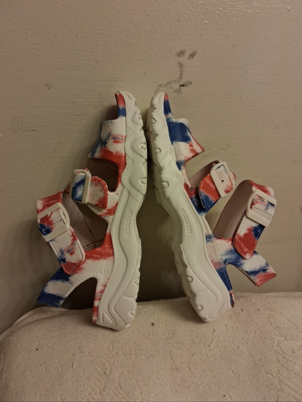 Womens SKECHERS Tie-Dye Rubber Comfort Sandals Red & Blue Size 9